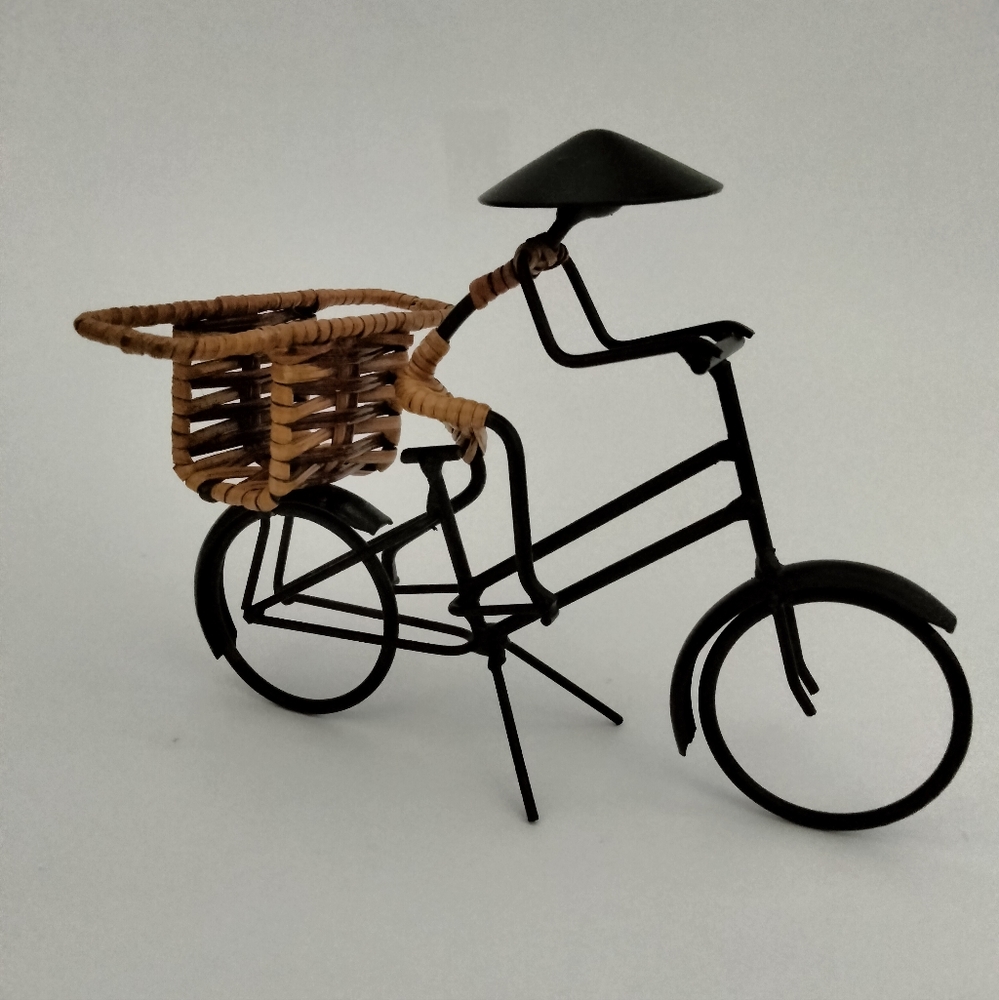 Wrought iron and raffia figurine/business-card holder